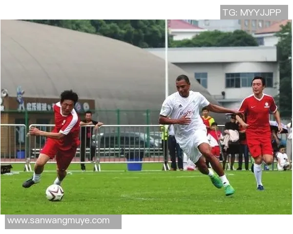 足球明星胡云峰精彩瞬间高清图片欣赏与个人生平介绍